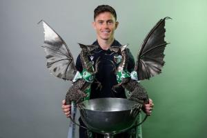 最有个性的冠军奖杯!新圣徒第17次夺威超冠军 奖杯融入红龙元素