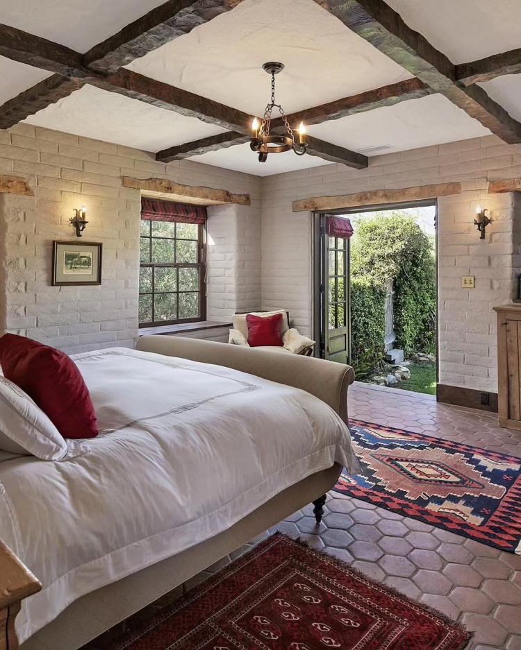 体育平台-肯达尔-詹娜购置2300万牧场风格庄园 近期社媒晒拉伸照秀身材