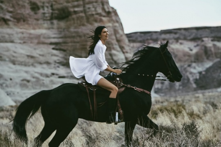 体育平台-肯达尔-詹娜购置2300万牧场风格庄园 近期社媒晒拉伸照秀身材