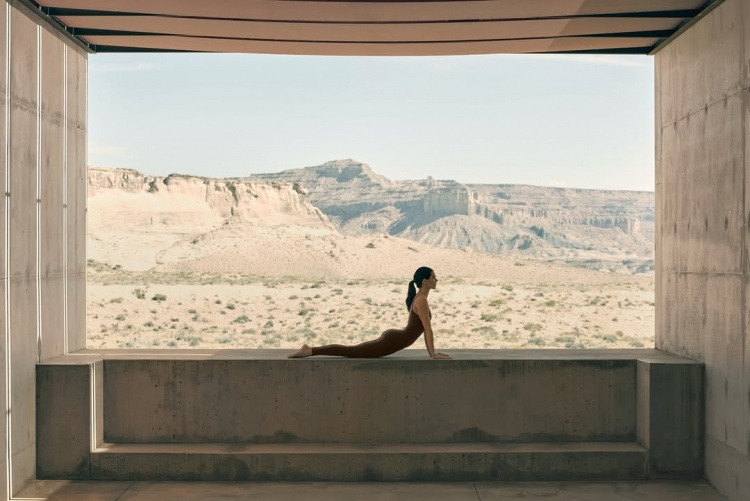 体育平台-肯达尔-詹娜购置2300万牧场风格庄园 近期社媒晒拉伸照秀身材