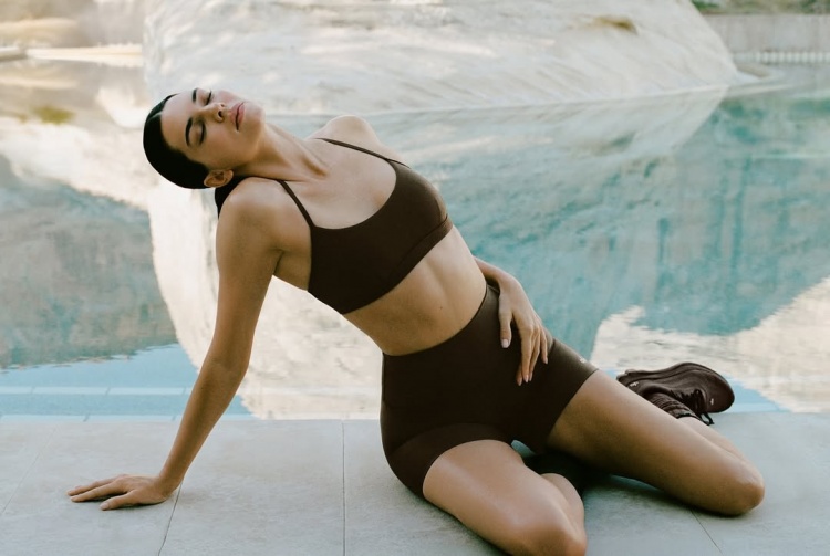 体育平台-肯达尔-詹娜购置2300万牧场风格庄园 近期社媒晒拉伸照秀身材