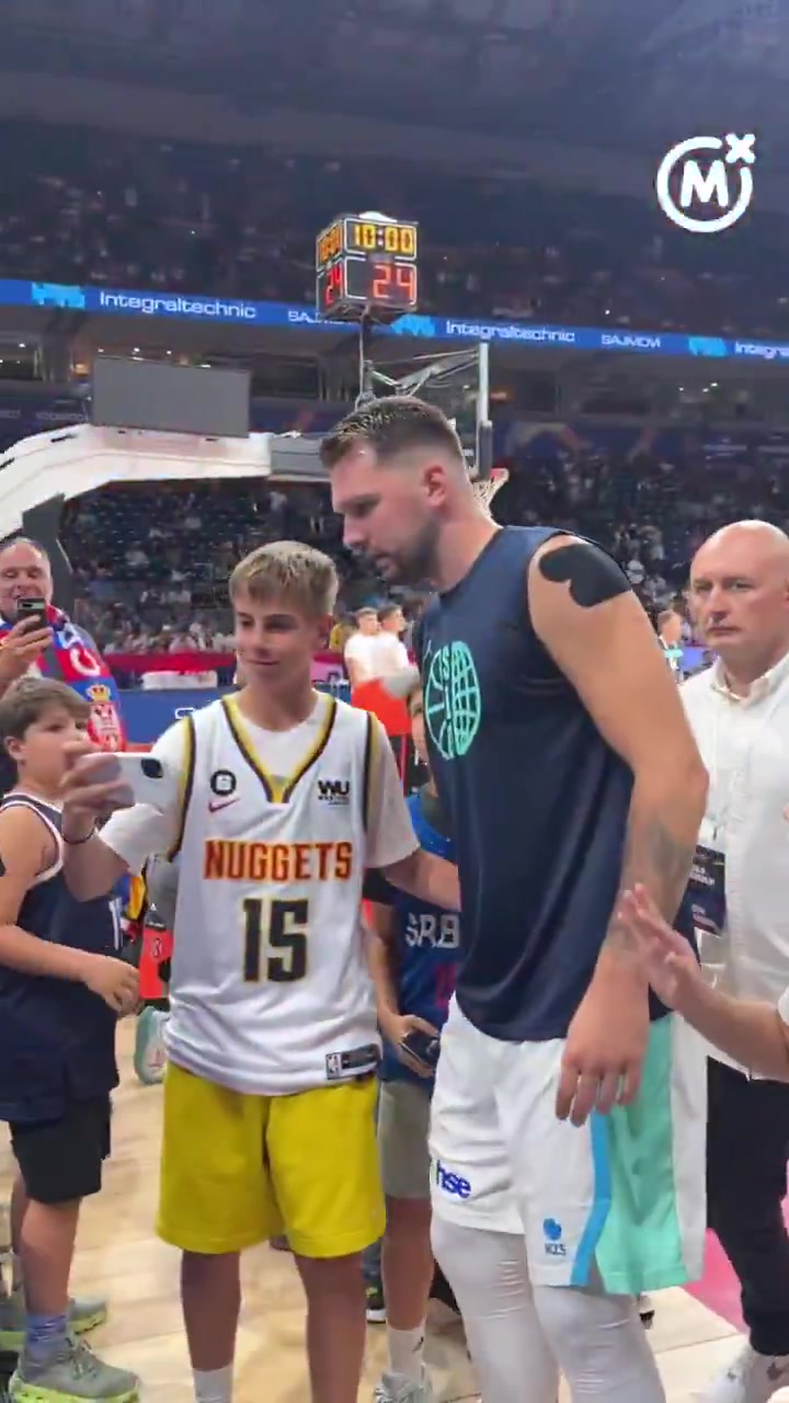 体育平台-不能上手！多位球迷要合影&amp;签名时想抱东契奇 都被工作人员拉开