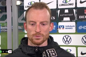 图片报:狼堡四连败,队长阿诺德赛后采访怼记者“你踢过球吗?”