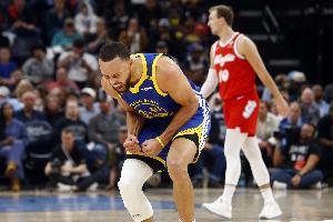 库里第4次12+三分独占历史第1 单场2+到12+三分都是历史第1！