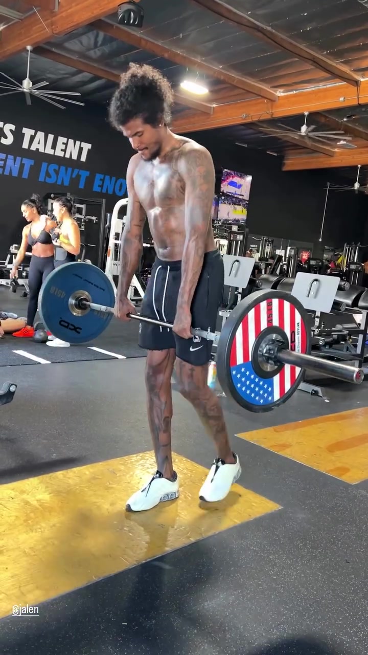 杰伦-格林挑战高难度力量训练 健身教练分享单腿提举杠铃核心展示