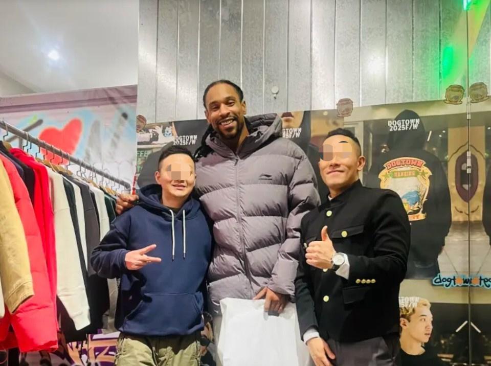 买件衣服穿!球迷偶遇广东内线核心 微笑合影 球迷大赞亲和力