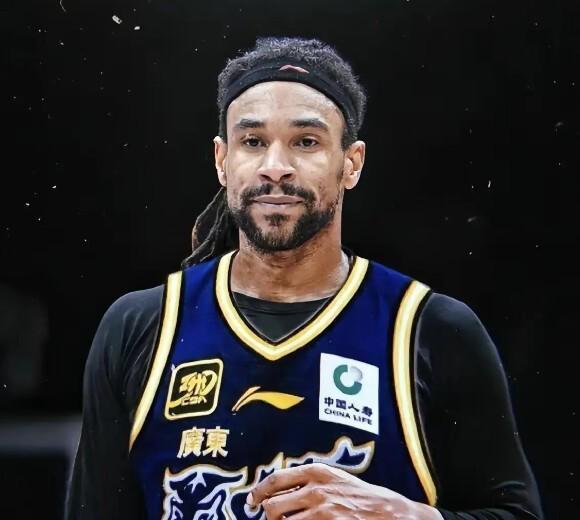 买件衣服穿!球迷偶遇广东内线核心 微笑合影 球迷大赞亲和力