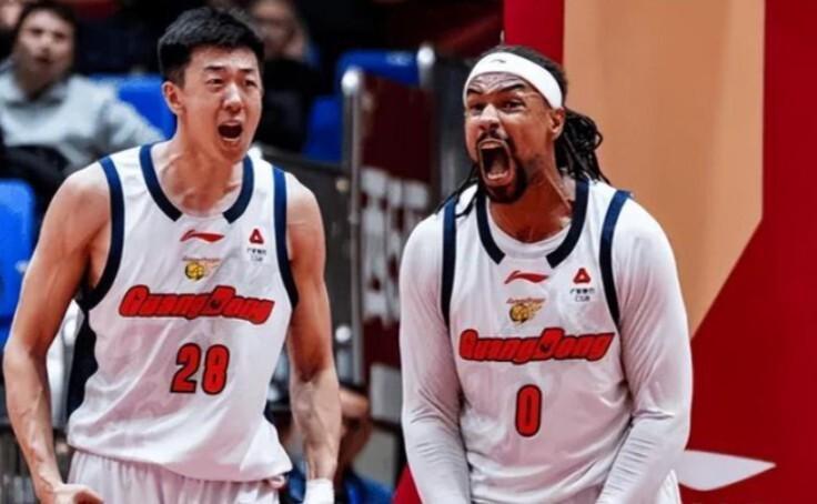 买件衣服穿!球迷偶遇广东内线核心 微笑合影 球迷大赞亲和力