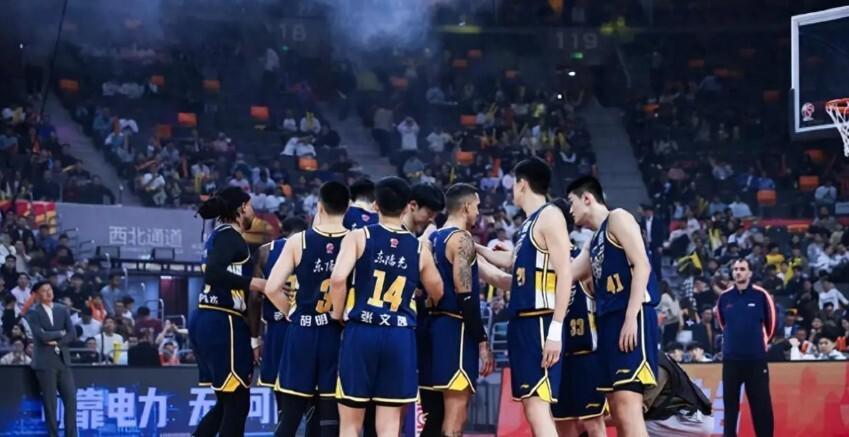 买件衣服穿!球迷偶遇广东内线核心 微笑合影 球迷大赞亲和力