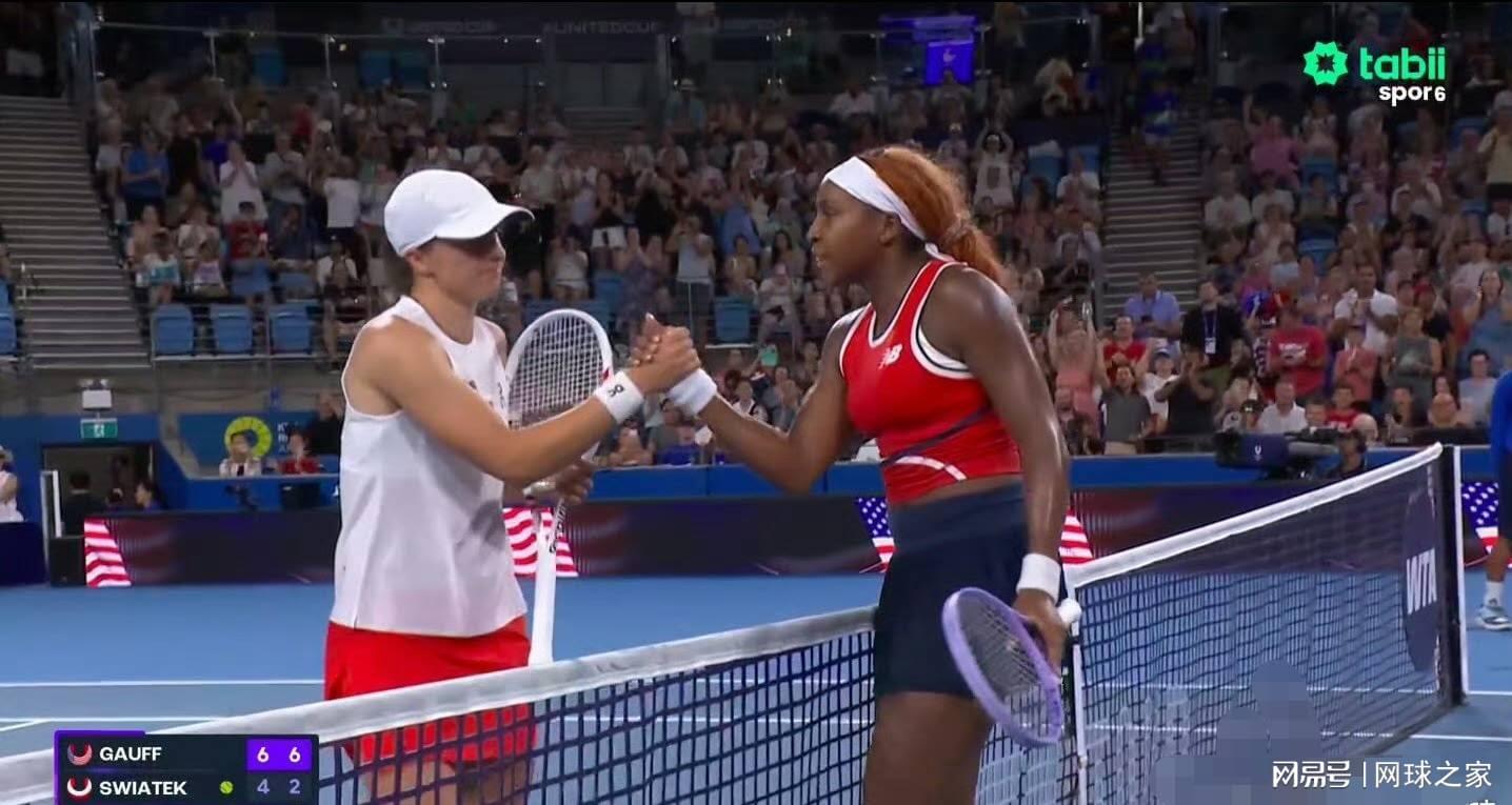 开云体育-斯瓦泰克遭高芙横扫吞下四连败黑脸离场，教练费赛特再遭网友围攻