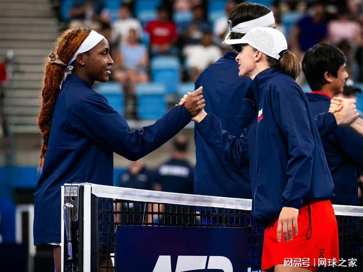 开云体育-斯瓦泰克遭高芙横扫吞下四连败黑脸离场，教练费赛特再遭网友围攻