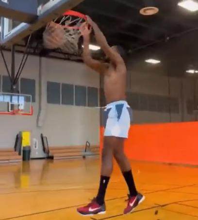 1692178868351008969.png 开云体育官网-勇士新惊喜?库明加苦练连进5记三分 打野球轰60分