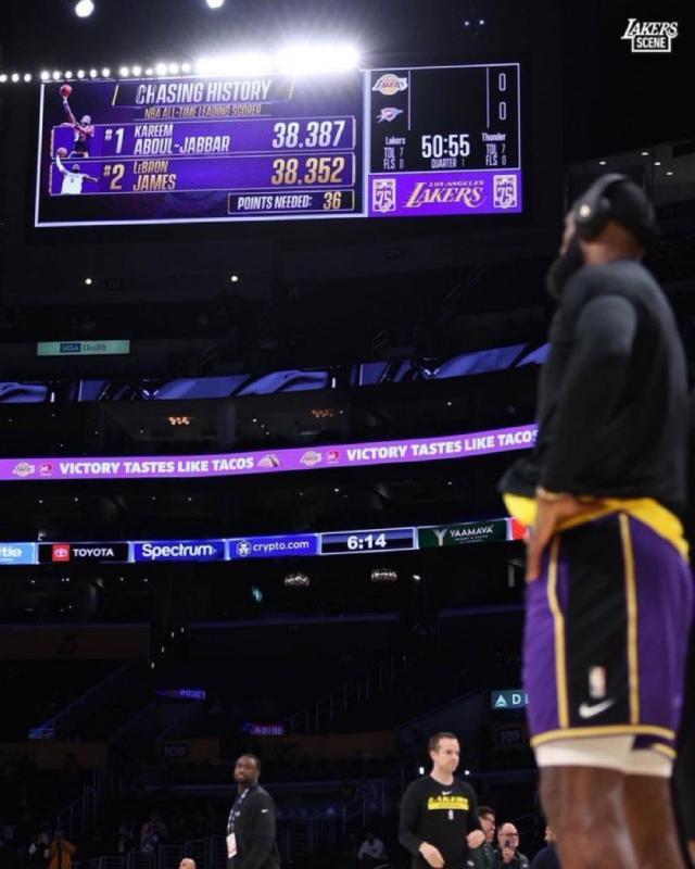 体育平台-传奇！詹姆斯超越贾巴尔加冕NBA常规赛历史得分王