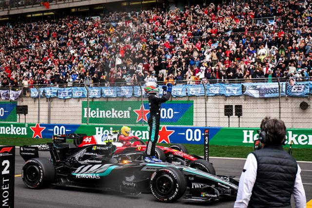 杆位出发带回胜利，19岁新星安东内利登顶F1中国大奖赛，首夺分站赛冠军|车队|文汇报|汉密尔顿|维斯塔潘|新赛季_新浪体育_新浪新闻